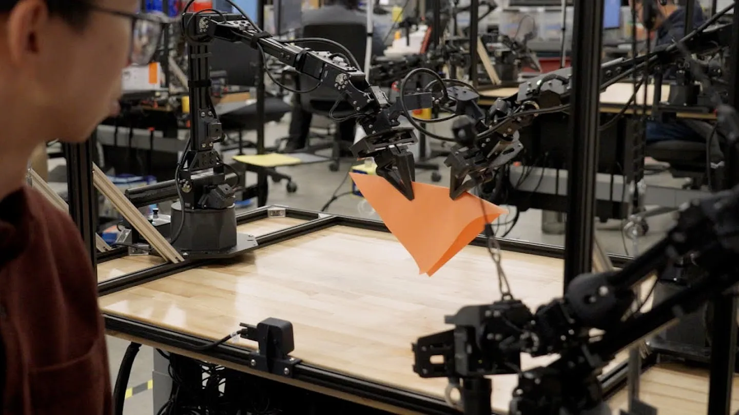 Gemini Robotics 模型与机器人交互示意